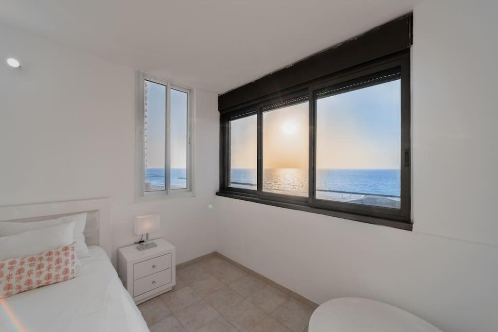 Beachfront Apartment With Breathtaking Sea View Νετάνια Εξωτερικό φωτογραφία